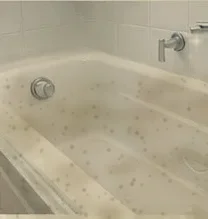 Badewanne vor der Reinigung – Kalk und Schmutz